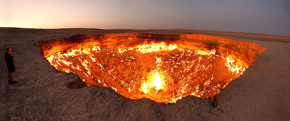 photo of the door to Hell in Turkmenistan, a big pit in the ground with yawning lava